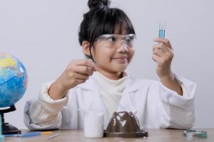 solution de mélange d'étudiants asiatiques dans une classe de laboratoire d'expérimentation scientifique photo