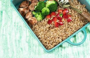 riz frit avec poitrine de poulet a légumes dans un plateau bleu sur la table. photo