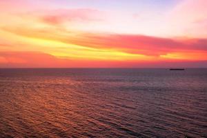 coucher de soleil coloré sur la mer du fond de la nature du cargo silhoutte photo