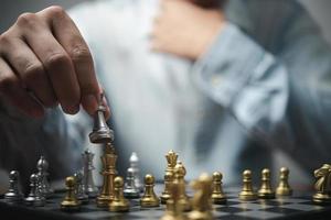 planification stratégique et idée d'entreprise de réussite des objectifs. homme d'affaires regardant les échecs au tableau.