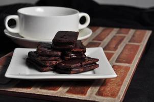 Biscuits enrobés de chocolat sur une plaque blanche photo