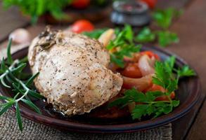 dîner sain - poitrine de poulet cuite au four saine avec des légumes sur une plaque en céramique dans un style rustique photo