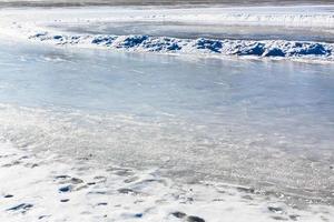 rivière gelée en journée d'hiver ensoleillée photo