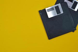 disquettes sur fond jaune photo