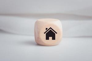 dés en bois avec des symboles de maison sur eux dans une image conceptuelle. photo