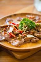 recette de sauté de viande chaude et épicée avec piment et ail cuisson à la thaïlandaise tir vertical photo