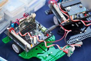 Voiture jouet ai pour l'éducation des enfants construire avec système intégré électronique de carte de circuit imprimé logique photo