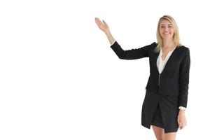 beau modèle fille présentation sourire heureux isolé sur blanc avec un tracé de détourage photo