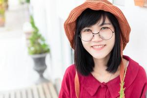 mignon jeune lunettes asiatique adolescent sourire portrait photo