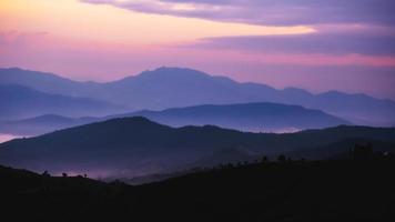 lever et coucher de soleil dans les montagnes, couches de montagne beau paysage de montagne sombre photo