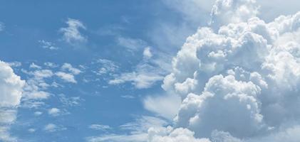 nuages blancs sur ciel bleu photo