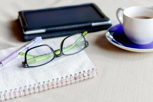 lunettes noires sur le cahier photo