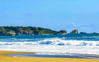 plage sable bleu eau immense surfeur vagues puerto escondido mexique. photo