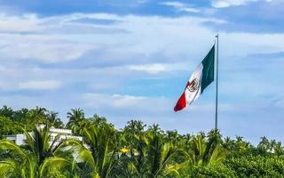 drapeau mexicain vert blanc rouge à zicatela puerto escondido mexique. photo