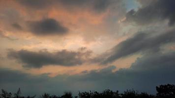 le ciel de l'après-midi est nuageux rose et bleu 01 photo