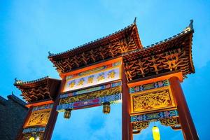 la porte d'entrée du quartier chinois de pantjoran pik avec fond de ciel bleu. photo