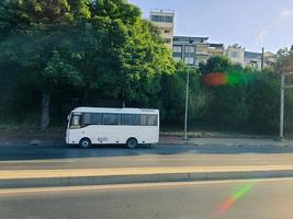 turquie en juillet 2022. une camionnette blanche remplie de touristes en vacances en turquie s'arrête au bord de la route. photo