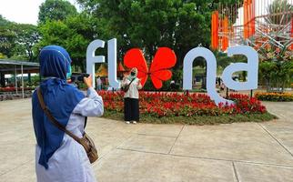 jakarta, indonésie en août 2022. visiteurs amoureux de la flore et de la faune visitant l'exposition flona 2022 au champ de banteng dans le centre de jakarta. photo