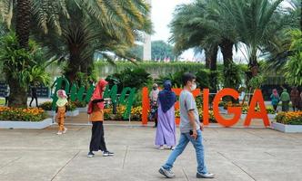 jakarta, indonésie en août 2022. visiteurs amoureux de la flore et de la faune visitant l'exposition flona 2022 au champ de banteng dans le centre de jakarta. photo