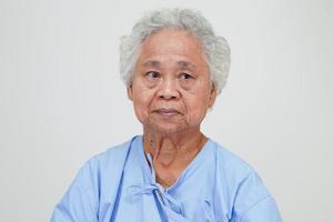 aînée asiatique femme âgée patiente assise et visage souriant avec plaisir sur le lit à l'hôpital. photo