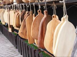 marché avec des planches à découper en bois de divers types de bois - hêtre, chêne, pin, épicéa, frêne, tilleul produits faits maison pour la cuisine photo