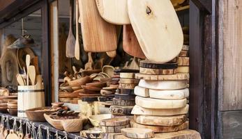 marché avec planches à découper en bois articles en bois de différentes essences de bois - hêtre, chêne, pin, buis, frêne, tilleul, produits maison pour la cuisine photo