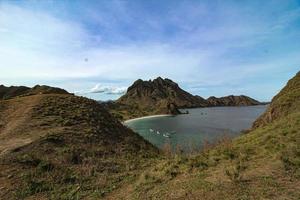 belle vue du haut de l'île de gili lawa darat le soir avec ciel bleu et mer bleue. parc national de komodo, labuan bajo, flores, indonésie photo