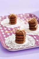 six biscuits aux pépites de chocolat maison attachés avec un ruban.