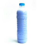 Assouplissant de tissu coloré dans une bouteille en plastique isolé sur fond blanc photo