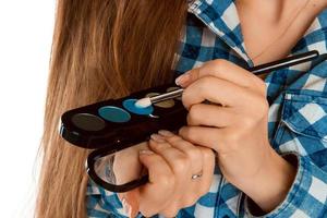 photo en gros plan d'ombres de maquillage dans des palettes