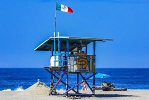 puerto escondido mexique oaxaca mexicaine 2022 tour de guet de plage avec drapeau mexicain à puerto escondido mexique. photo