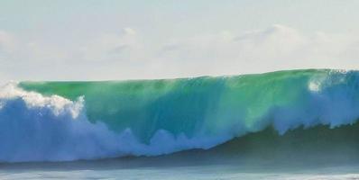 De grosses vagues de surfeurs extrêmement énormes à la plage de puerto escondido au mexique. photo