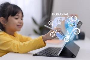 concept de technologie de l'éducation. écolière apprenant dans la chambre. école en ligne. concept d'apprentissage en ligne edtech.e photo