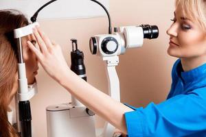 l'ophtalmologiste vérifie la vue de son patient photo