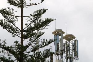 antenne haute pour émettre et recevoir des ondes radio. photo