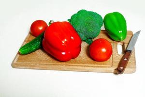 légumes posés sur une planche à découper avec un couteau photo