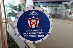 signes d'interdiction et d'avertissement contre l'épidémie de covid. photo