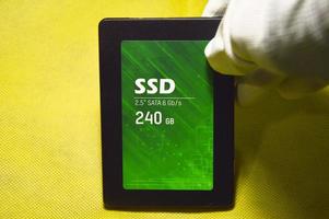 Disque dur ssd de 2,5 pouces posé sur un fond jaune photo