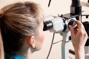 médecin sérieux au travail machine pour vérifier la vision photo