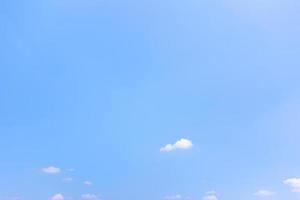 fond de ciel bleu avec de petits nuages photo