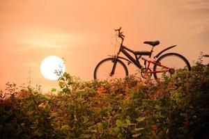 vélo de montagne avec un ciel coloré et coucher de soleil photo