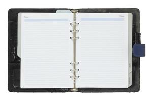 Vieux cahier ouvert isolé sur fond blanc avec un tracé de détourage photo