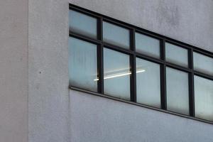 fenêtres d'un immeuble de la ville photo