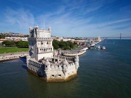 vue aérienne par drone de la tour de belem à lisbonne, portugal pendant une belle journée ensoleillée à côté du fleuve tage. patrimoine mondial de l'unesco. visites historiques. vacances et tourisme de vacances d'été. palais coloré photo