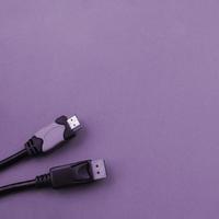 prise de câble d'ordinateur audio vidéo hdmi et connecteur mâle displayport plaqué or 20 broches pour une connexion sans faille sur fond violet photo