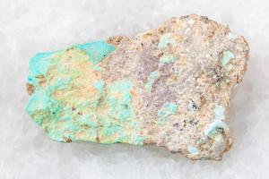 pierre précieuse turquoise brute sur blanc photo
