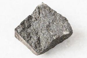 roche brute de gabbro sur marbre blanc photo