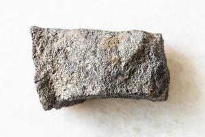 roche brute de chromite sur marbre blanc photo