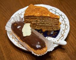 un morceau de gâteau sucré et un morceau de tarte sont dans l'assiette. photo