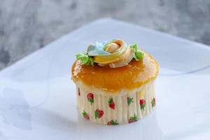 cupcakes style thaïlandais vintage dans une assiette blanche sur une table en bois. photo